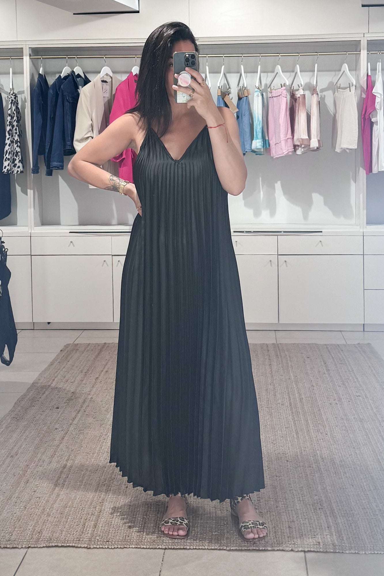 robe longue femme, fluide, plissée, fine bretelle, satinée, uni noir, look été soirée, SANAES