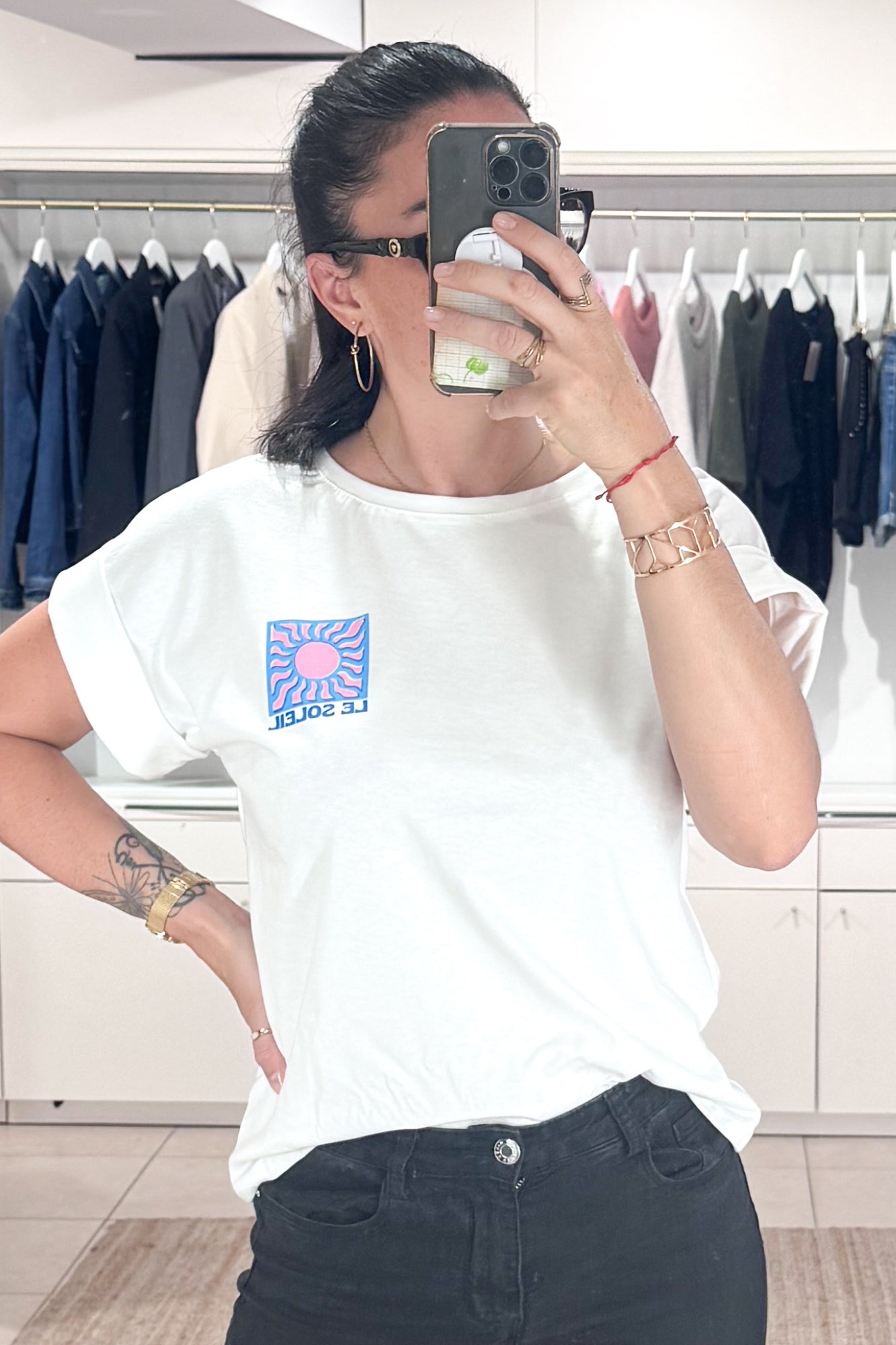tee-shirt LE SOLEIL femme blanc coupe oversize imprimé graphique rétro rose et bleu à l'avant