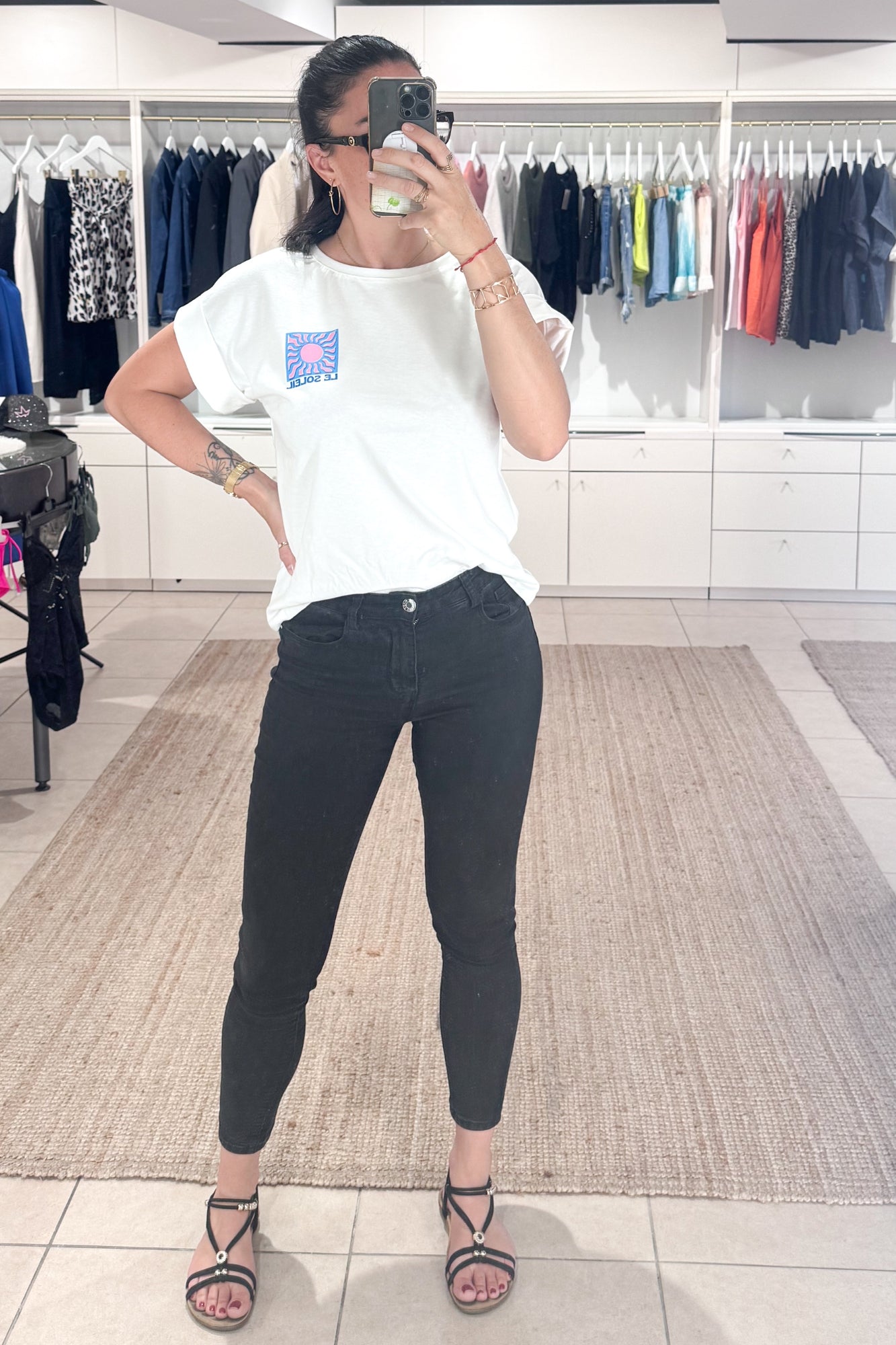 tee-shirt LE SOLEIL femme blanc coupe oversize imprimé graphique rétro rose et bleu à l'avant