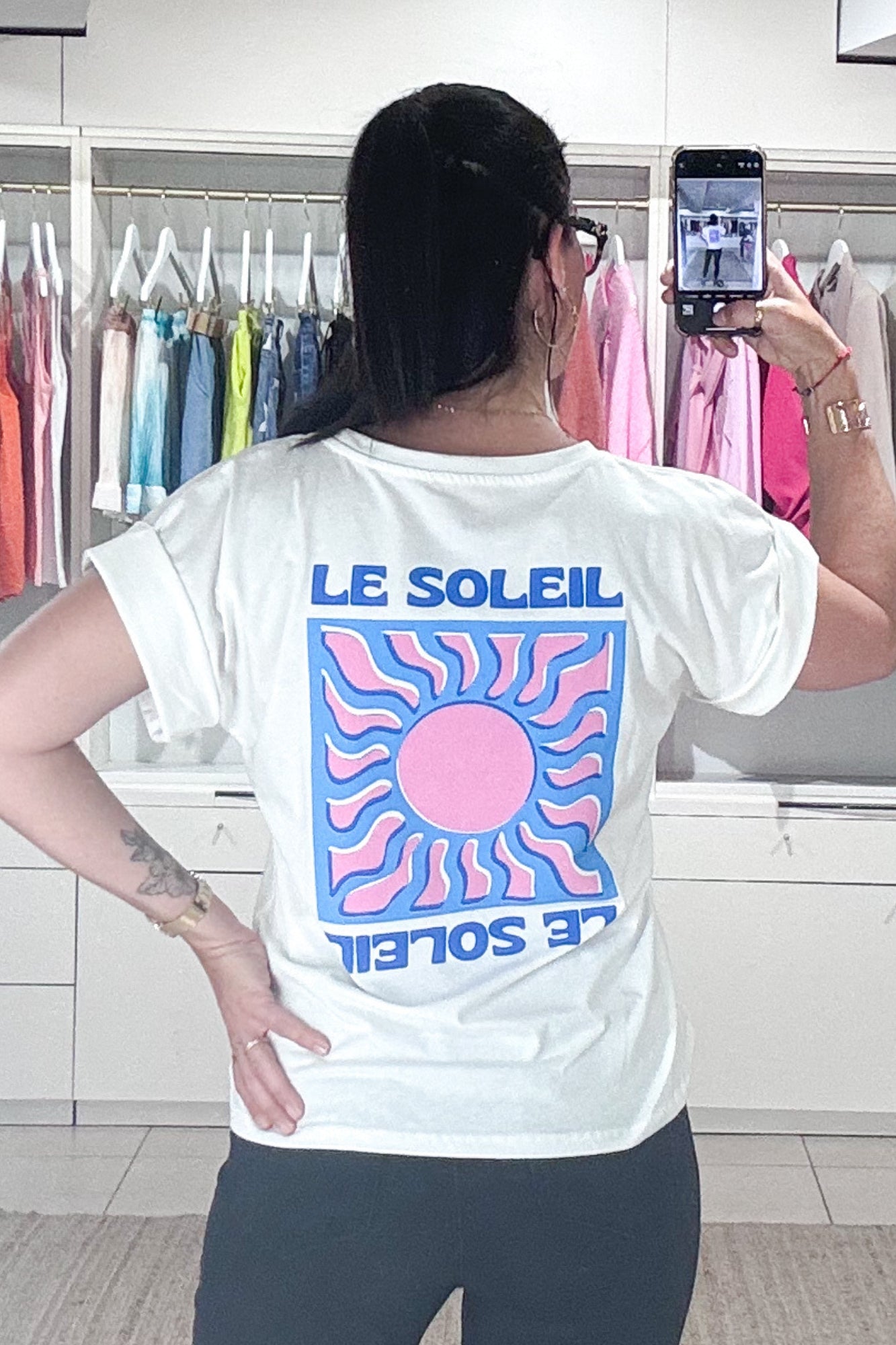 tee-shirt LE SOLEIL femme blanc coupe oversize imprimé graphique rétro rose et bleu grand format au dos 